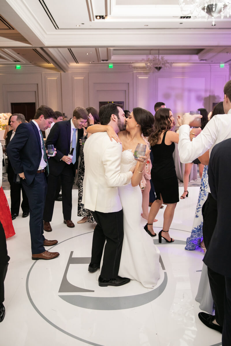 carey and david kissing on the dancefloor