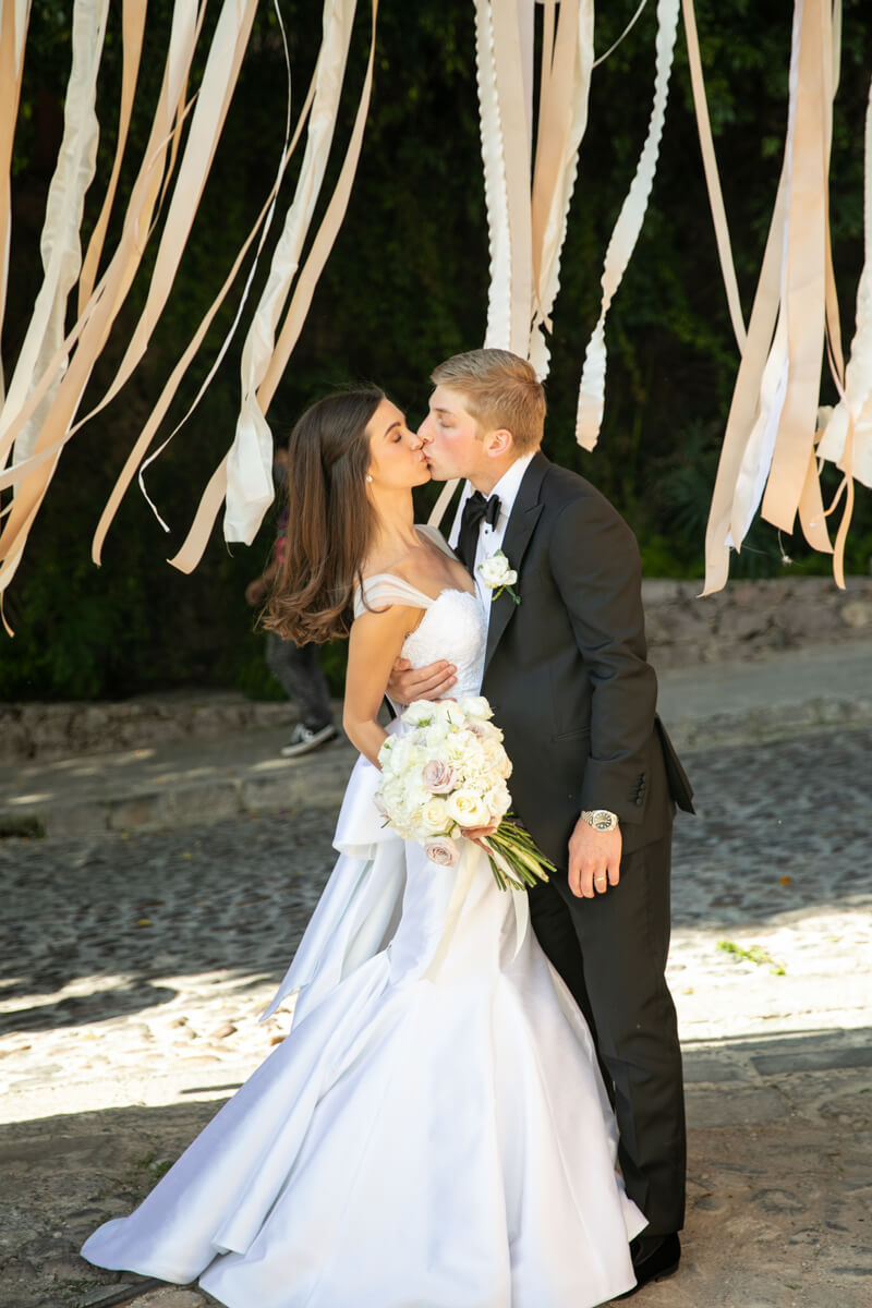 alicia and hunt kissing