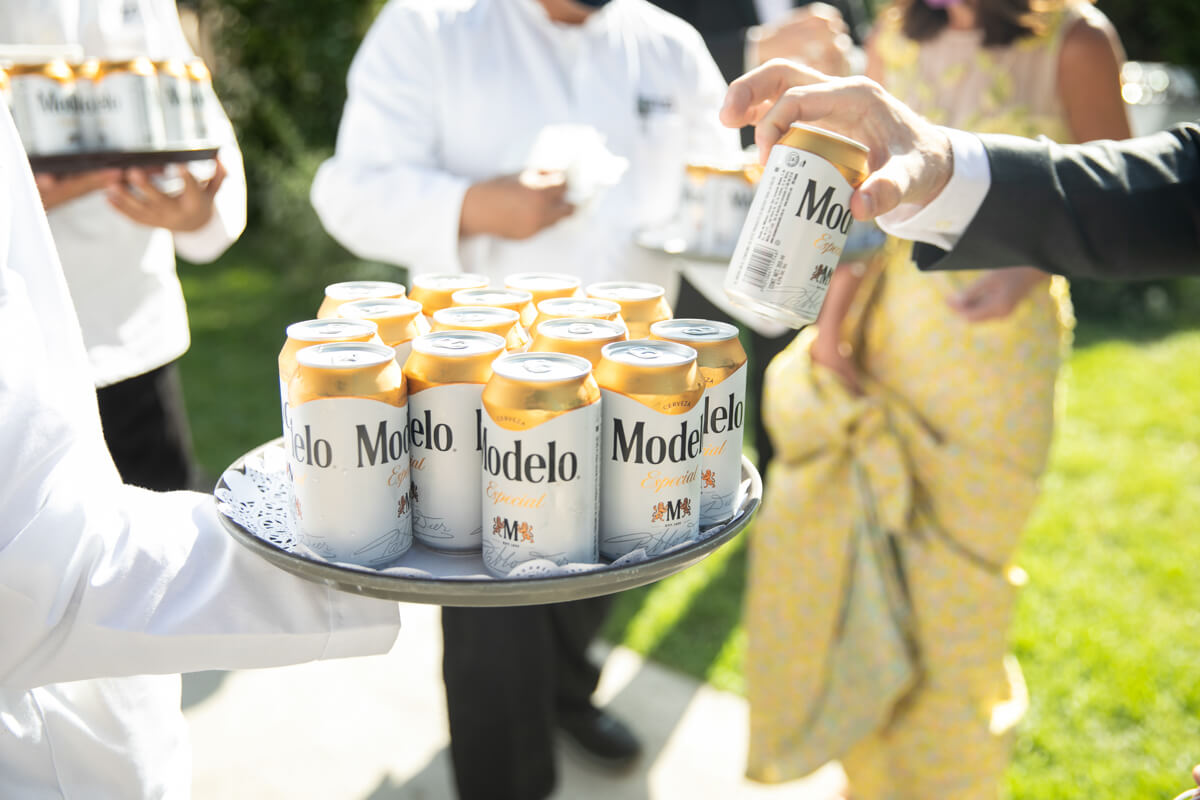 tray of modelo beers